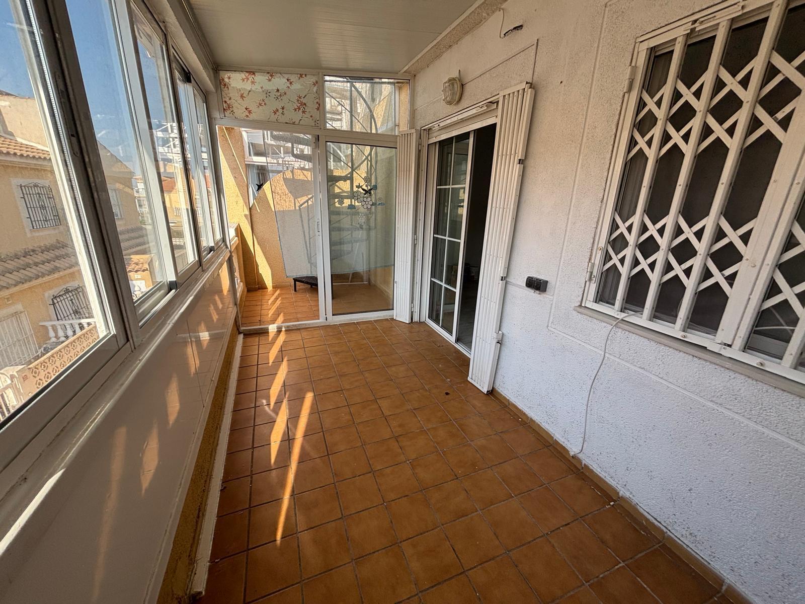 Bungalow con solárium privado y piscina en Aguas Nuevas, Torrevieja — 2 dorm.