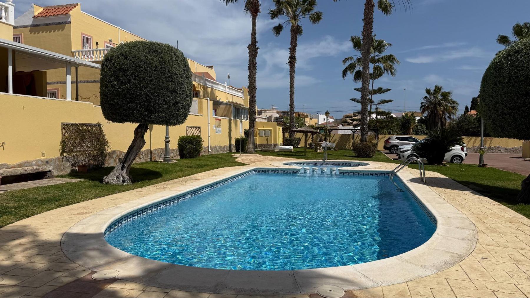 Dúplex en La Florida con terraza de 25m² y piscina — Orihuela Costa