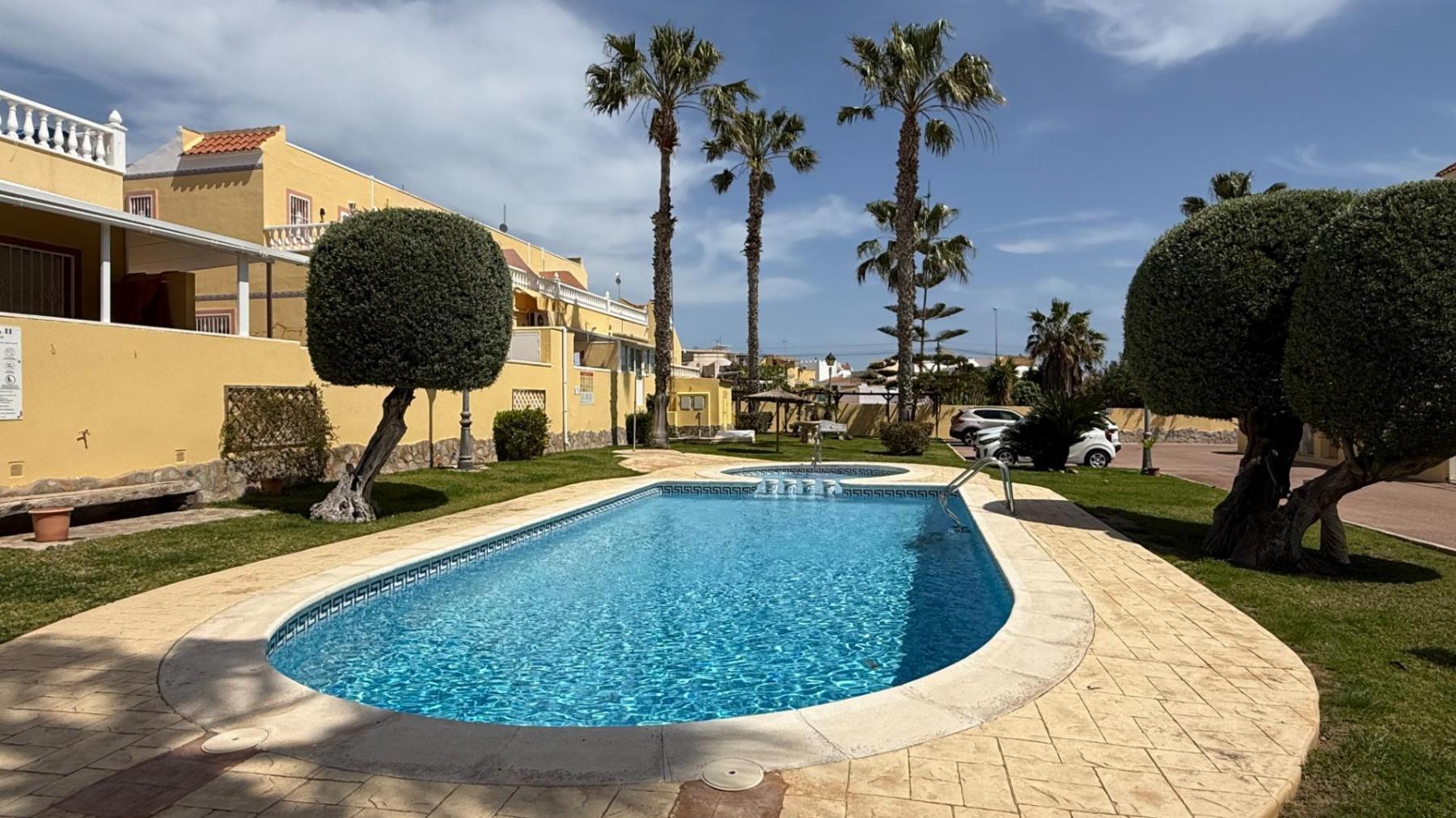 Dúplex en La Florida con terraza de 25m² y piscina — Orihuela Costa
