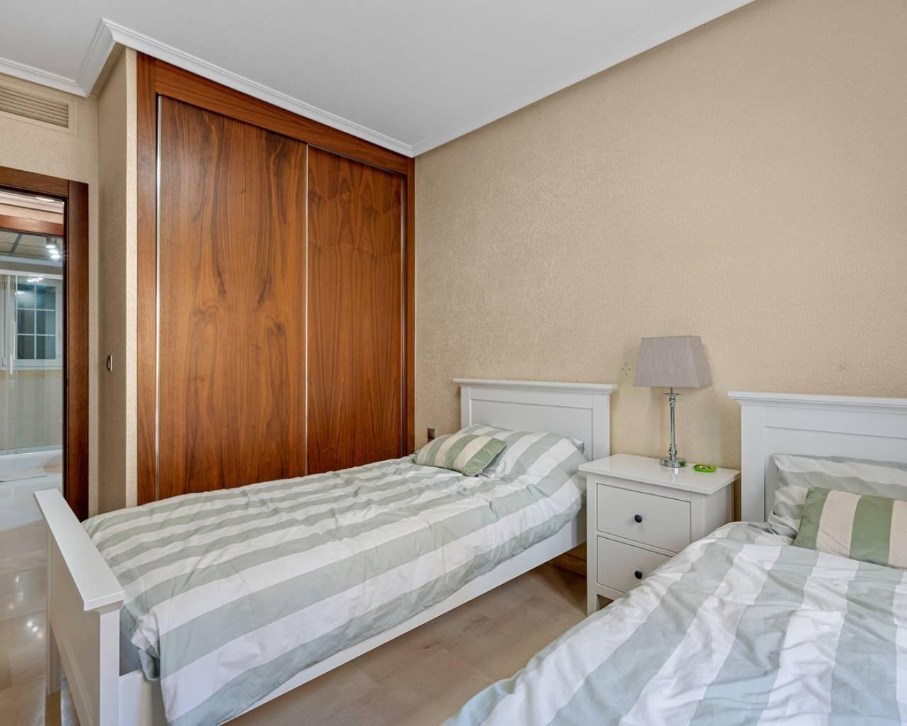 Apartamento con vistas al mar en Aguamarina, Orihuela Costa – 50m de la playa