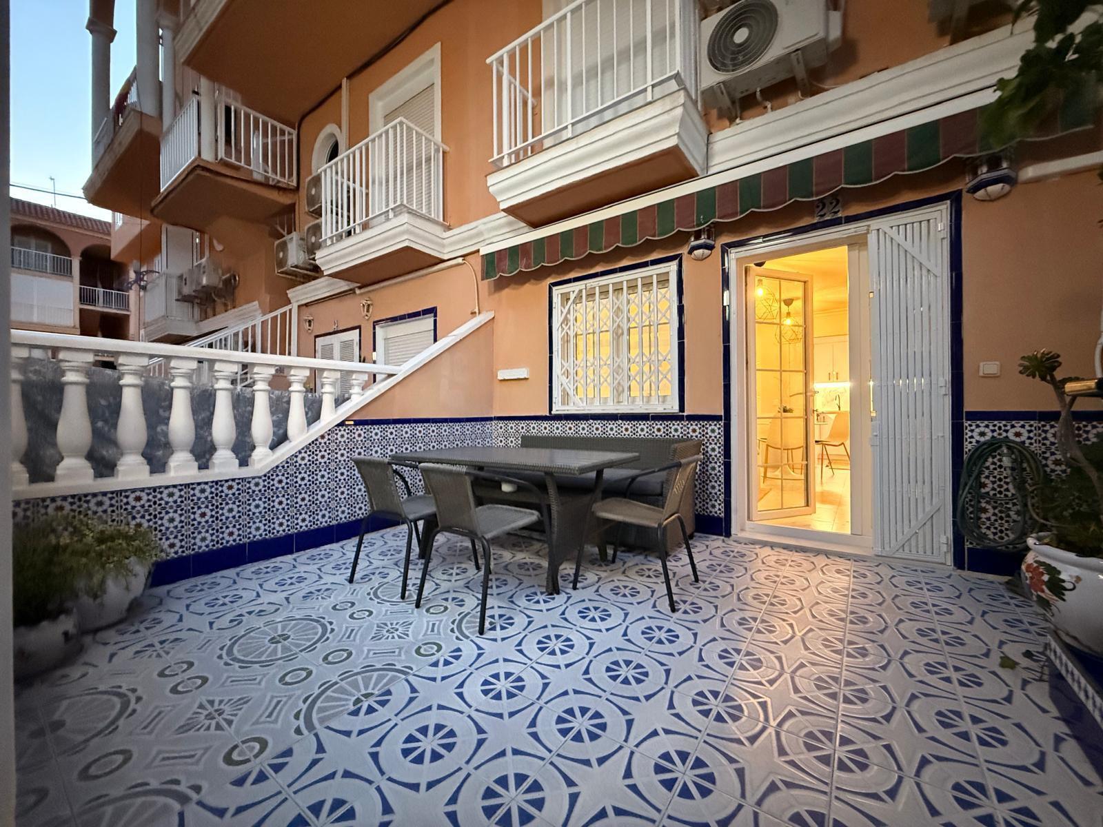 Dúplex reformado en La Mata con piscina y terraza — 2 dorm. a pasos del mar