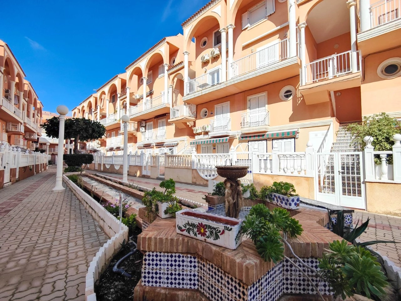 Dúplex reformado en La Mata con piscina y terraza — 2 dorm. a pasos del mar