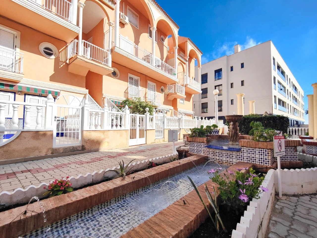 Dúplex reformado en La Mata con piscina y terraza — 2 dorm. a pasos del mar