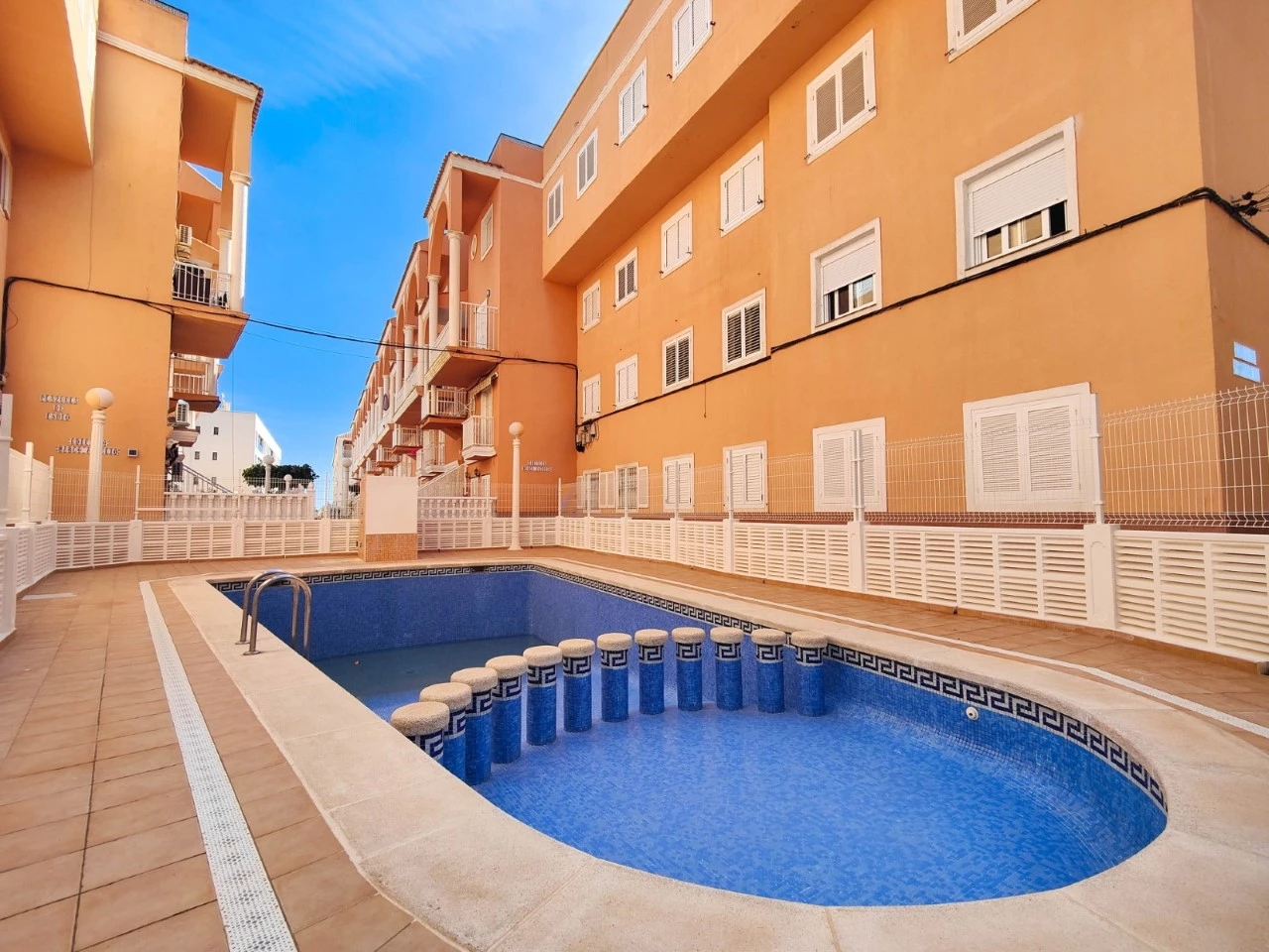 Dúplex reformado en La Mata con piscina y terraza — 2 dorm. a pasos del mar