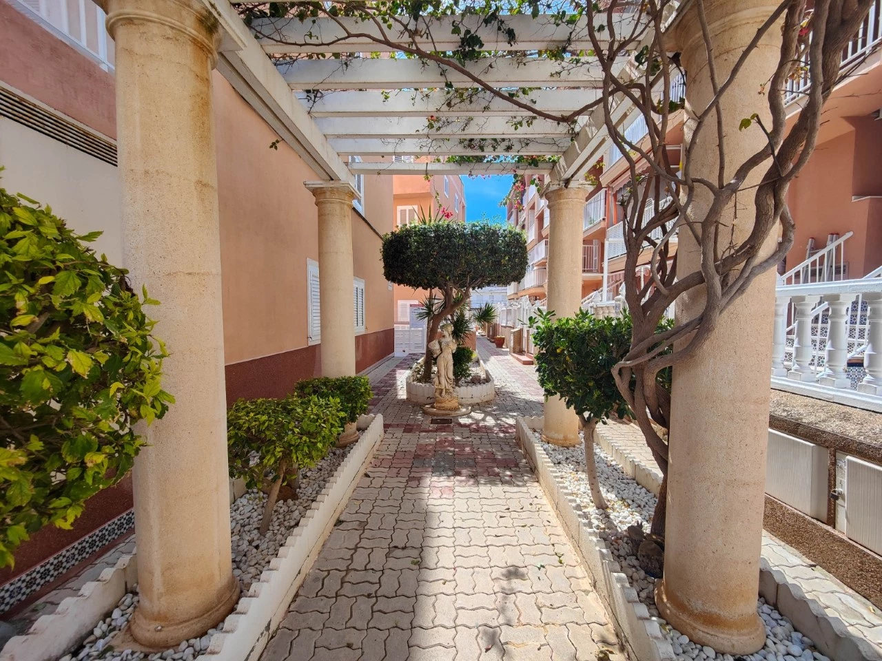 Dúplex reformado en La Mata con piscina y terraza — 2 dorm. a pasos del mar