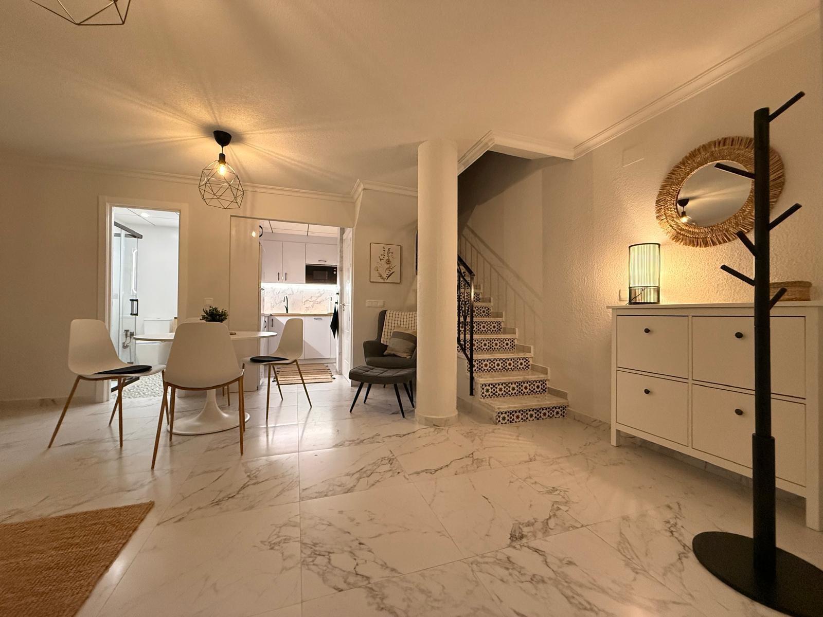 Dúplex reformado en La Mata con piscina y terraza — 2 dorm. a pasos del mar