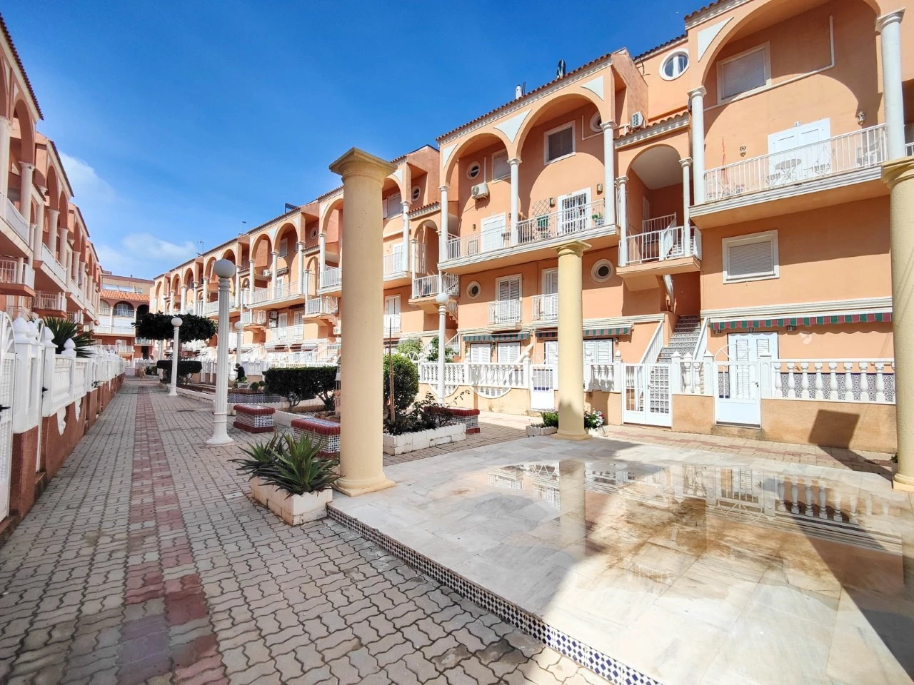 Dúplex reformado en La Mata con piscina y terraza — 2 dorm. a pasos del mar