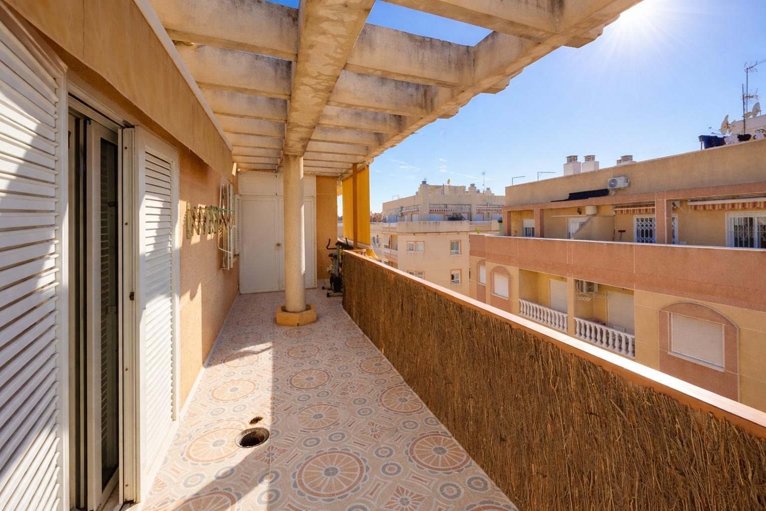 Ático con terraza de 13m² junto al Parque de las Naciones en Torrevieja