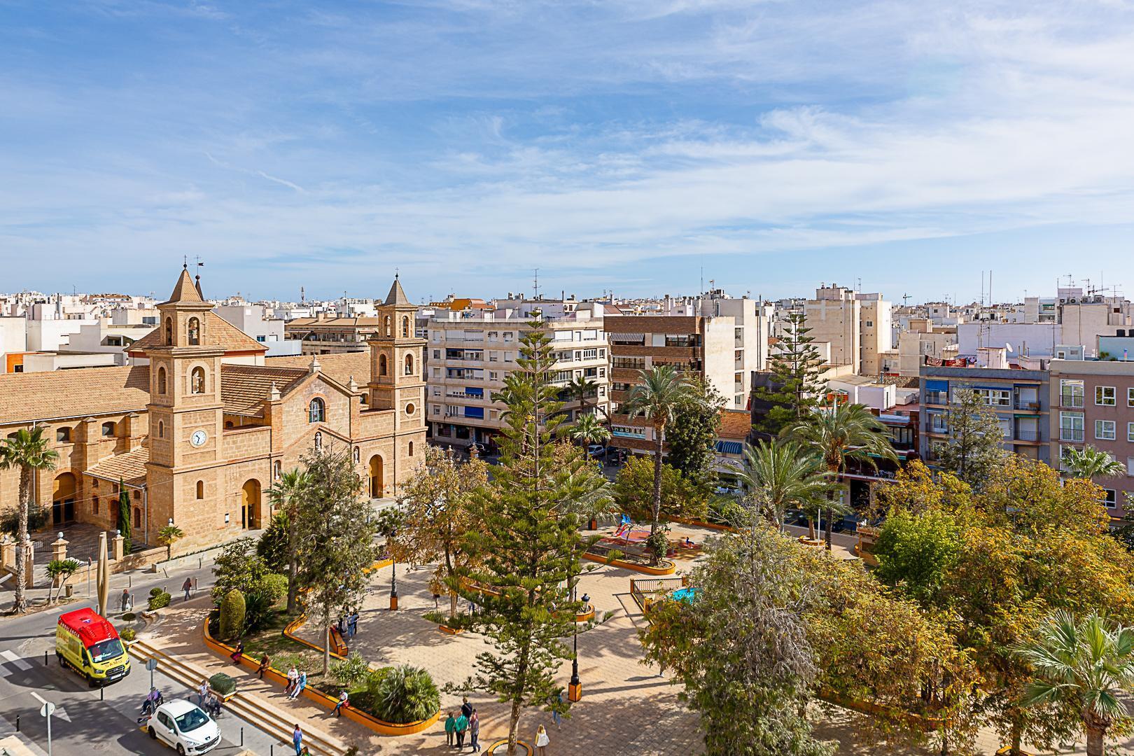 Ático con terraza de 13m² junto al Parque de las Naciones en Torrevieja
