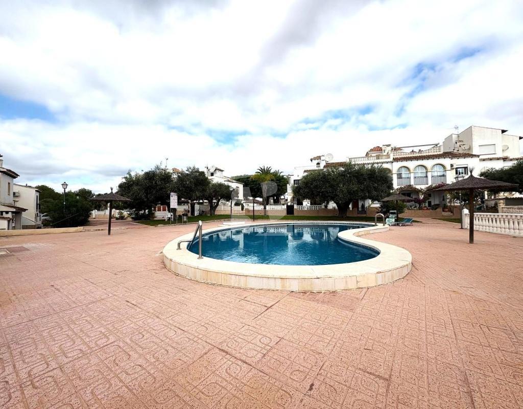 Bungalow con 4 piscinas junto al Golf de Villamartín en Blue Hills