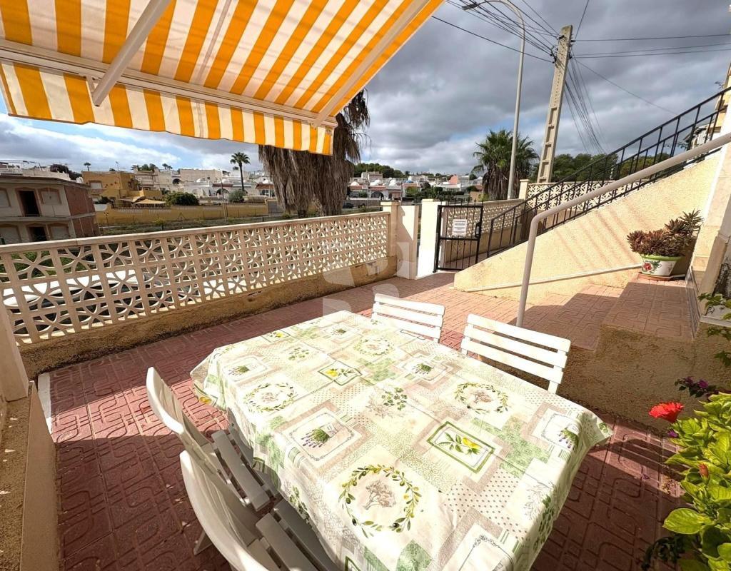 Bungalow con 4 piscinas junto al Golf de Villamartín en Blue Hills