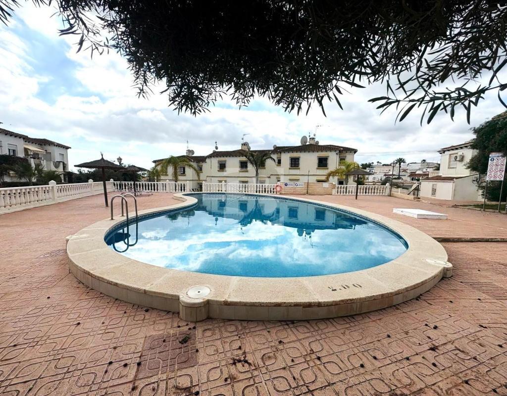 Bungalow con 4 piscinas junto al Golf de Villamartín en Blue Hills