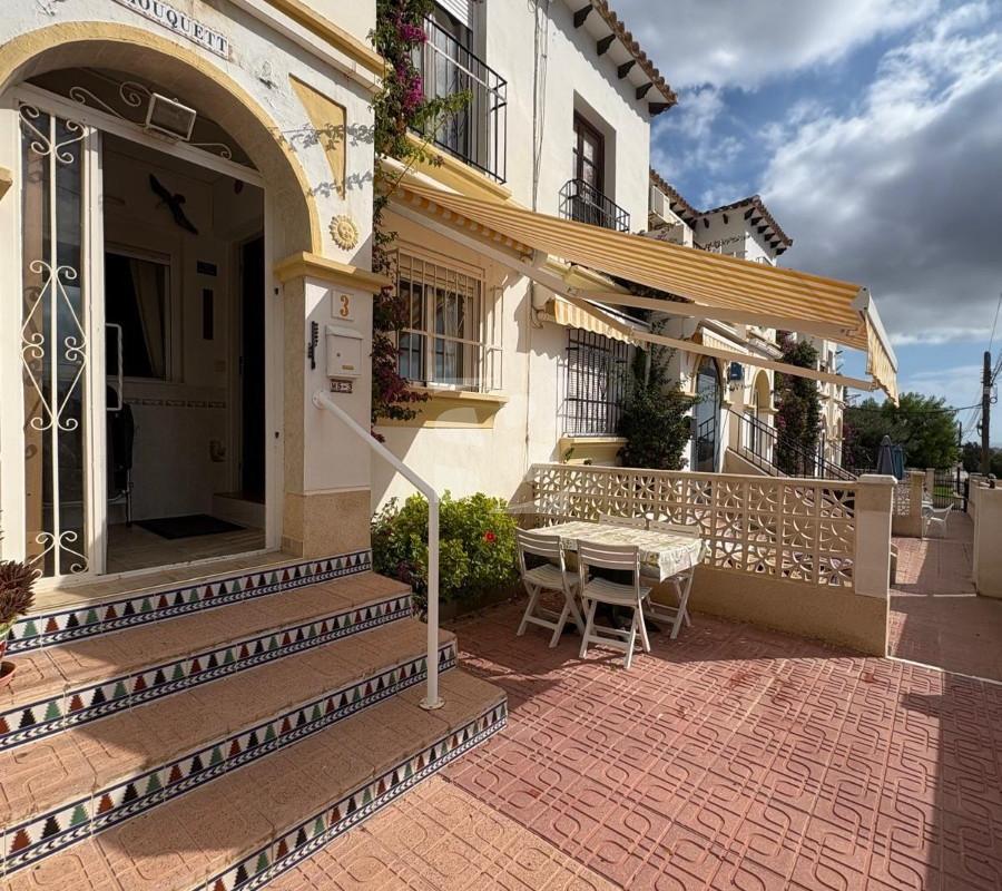 Bungalow con 4 piscinas junto al Golf de Villamartín en Blue Hills