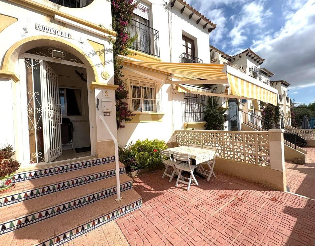 Bungalow con 4 piscinas junto al Golf de Villamartín en Blue Hills