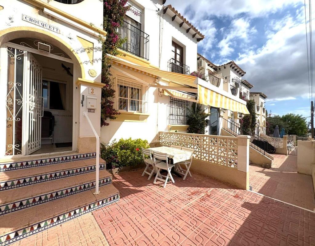 Bungalow con 4 piscinas junto al Golf de Villamartín en Blue Hills