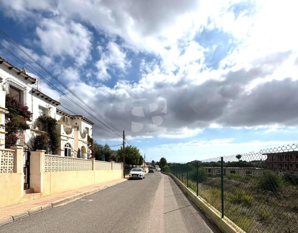 Bungalow con 4 piscinas junto al Golf de Villamartín en Blue Hills