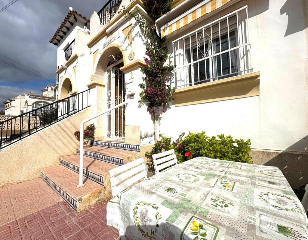 Bungalow con 4 piscinas junto al Golf de Villamartín en Blue Hills