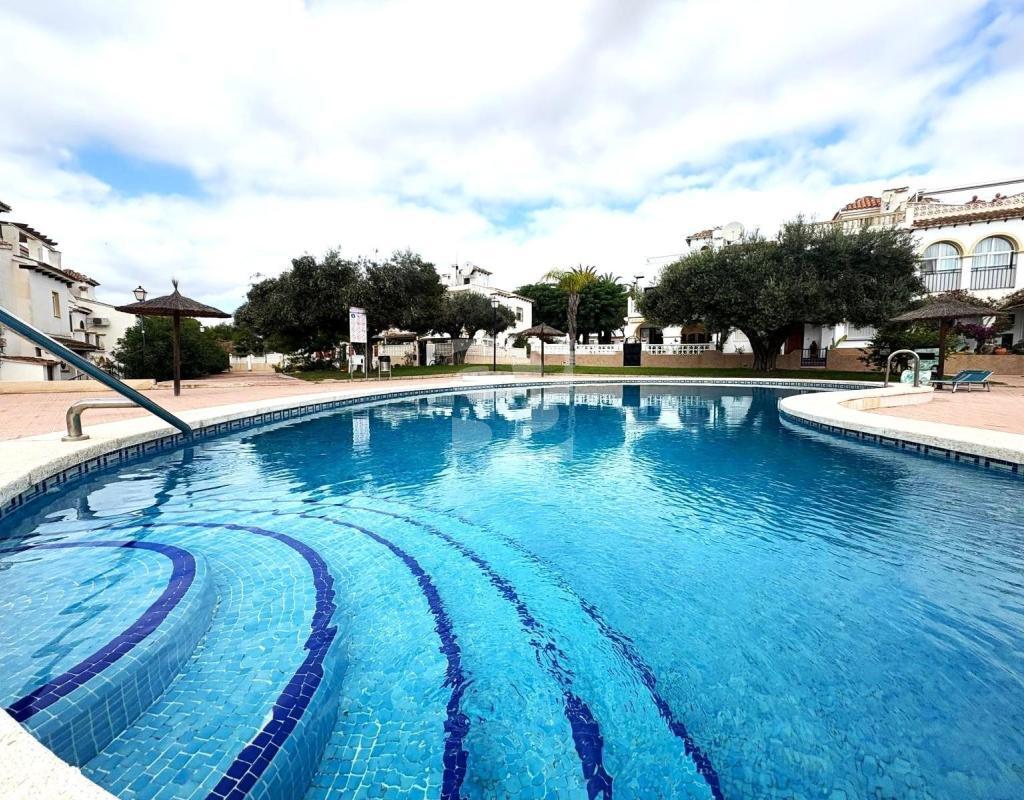Bungalow con 4 piscinas junto al Golf de Villamartín en Blue Hills
