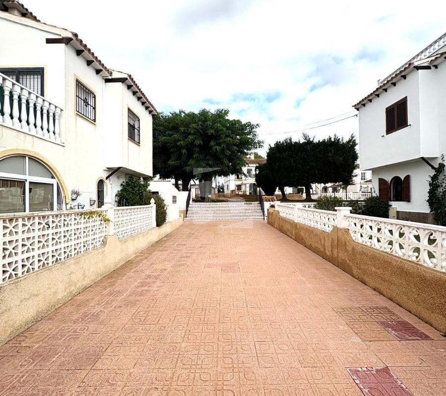 Bungalow con 4 piscinas junto al Golf de Villamartín en Blue Hills