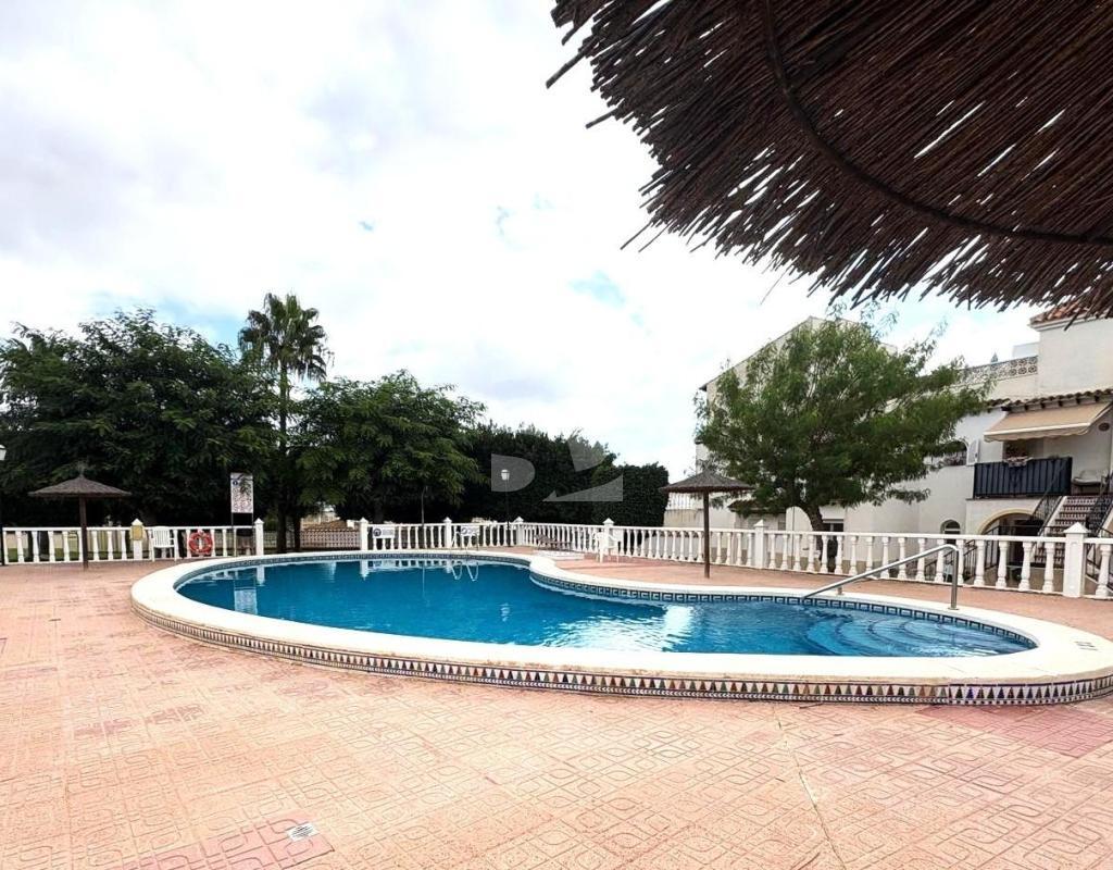 Bungalow con 4 piscinas junto al Golf de Villamartín en Blue Hills