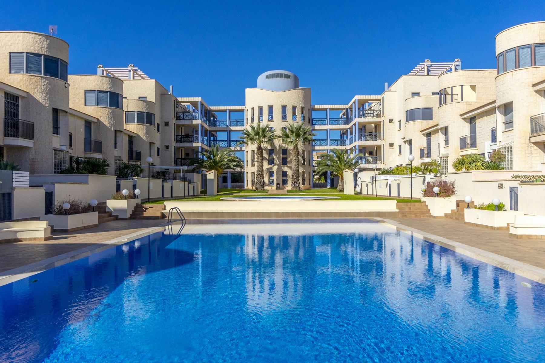 Dúplex junto al mar en Cabo Roig — 3 dorm, 2 garajes y vistas a piscina