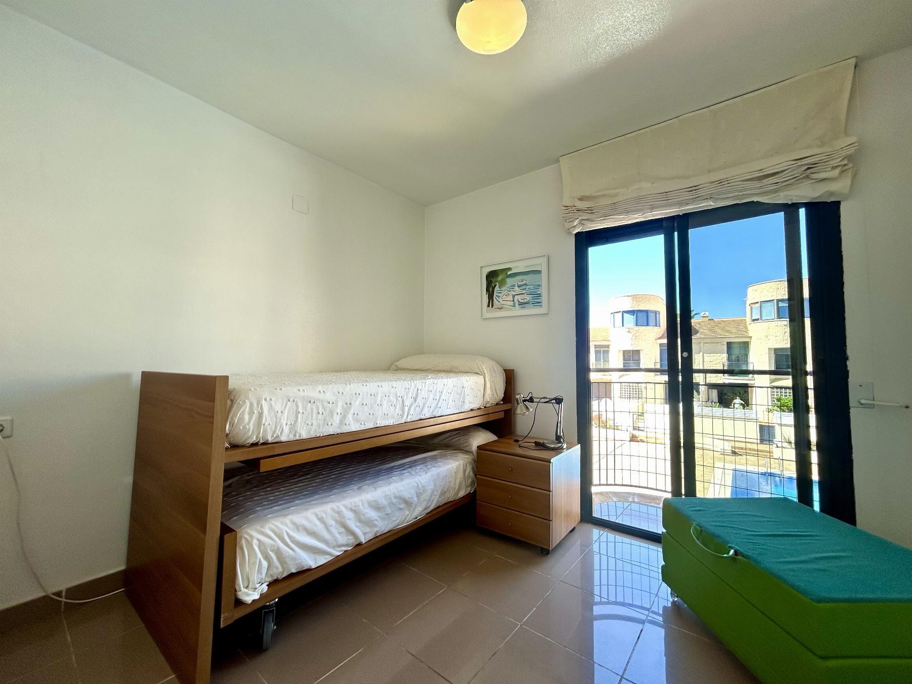 Dúplex junto al mar en Cabo Roig — 3 dorm, 2 garajes y vistas a piscina