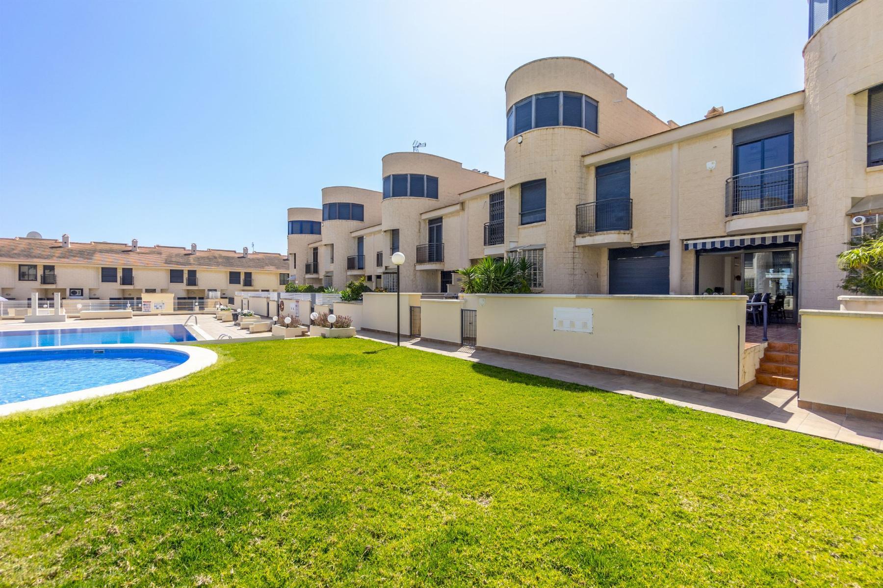 Dúplex junto al mar en Cabo Roig — 3 dorm, 2 garajes y vistas a piscina