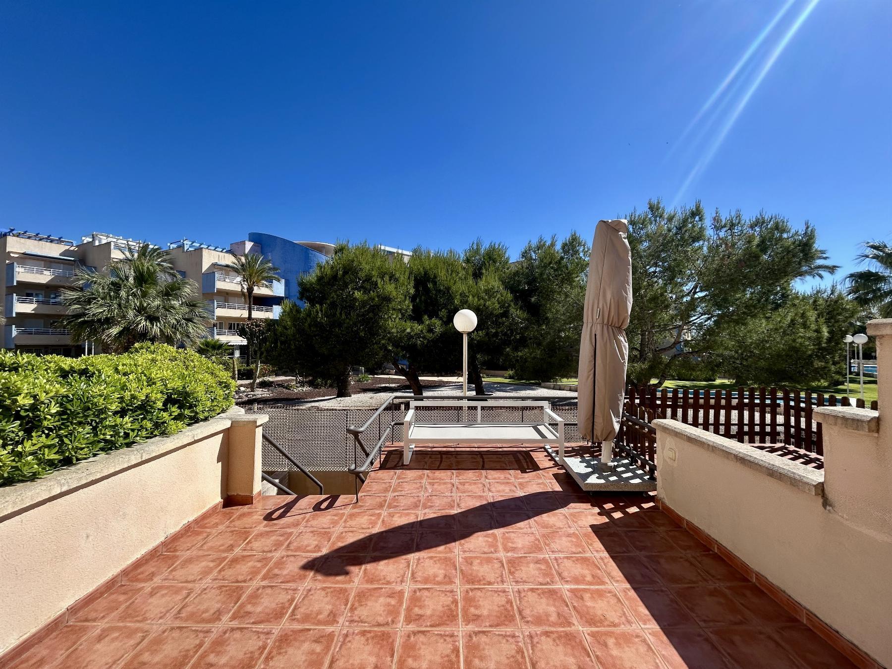 Dúplex junto al mar en Cabo Roig — 3 dorm, 2 garajes y vistas a piscina