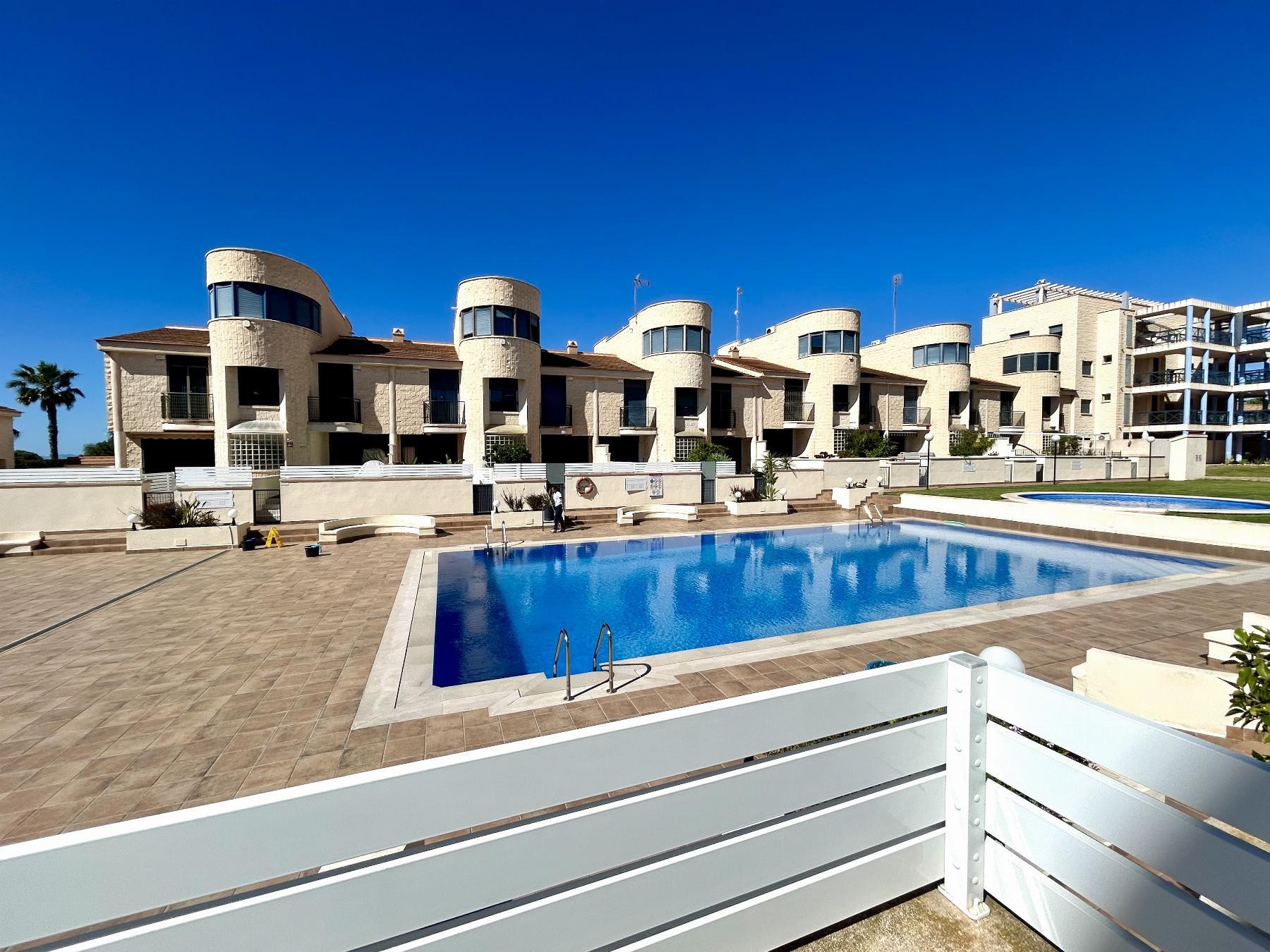 Dúplex junto al mar en Cabo Roig — 3 dorm, 2 garajes y vistas a piscina