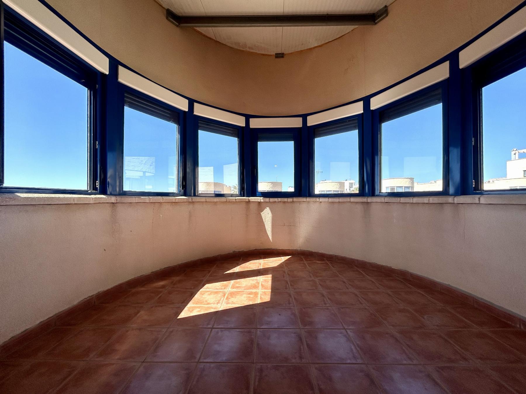 Dúplex junto al mar en Cabo Roig — 3 dorm, 2 garajes y vistas a piscina