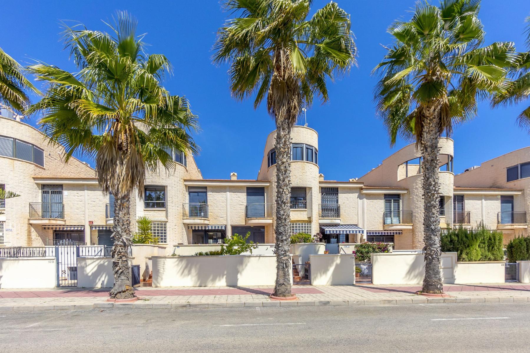 Dúplex junto al mar en Cabo Roig — 3 dorm, 2 garajes y vistas a piscina