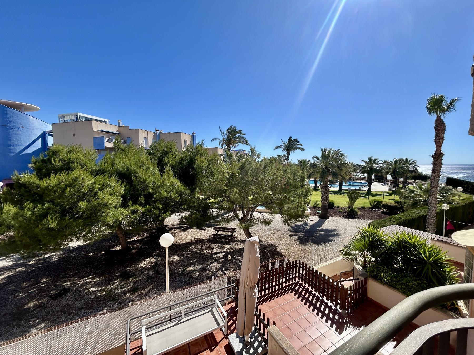 Dúplex junto al mar en Cabo Roig — 3 dorm, 2 garajes y vistas a piscina
