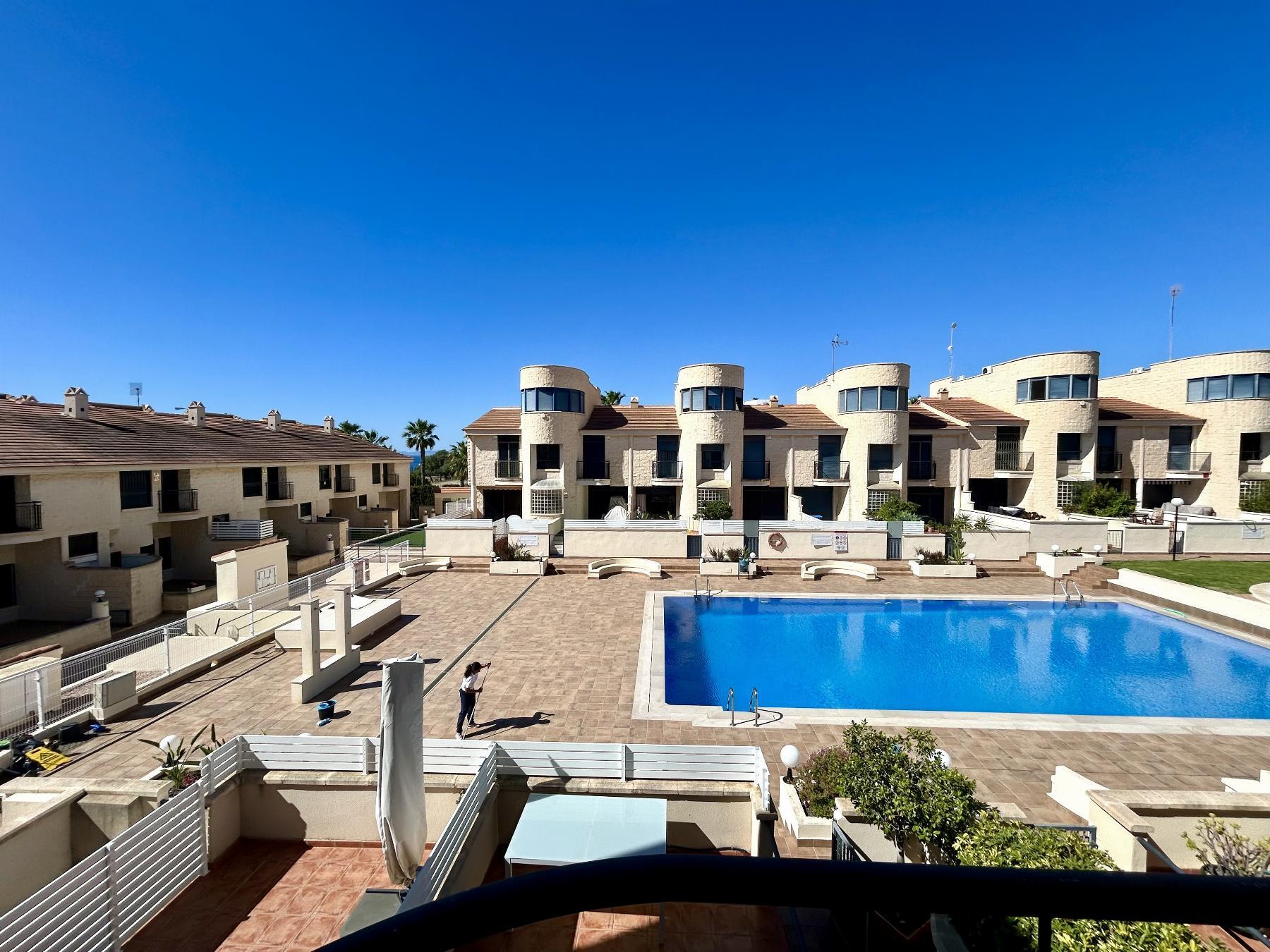 Dúplex junto al mar en Cabo Roig — 3 dorm, 2 garajes y vistas a piscina