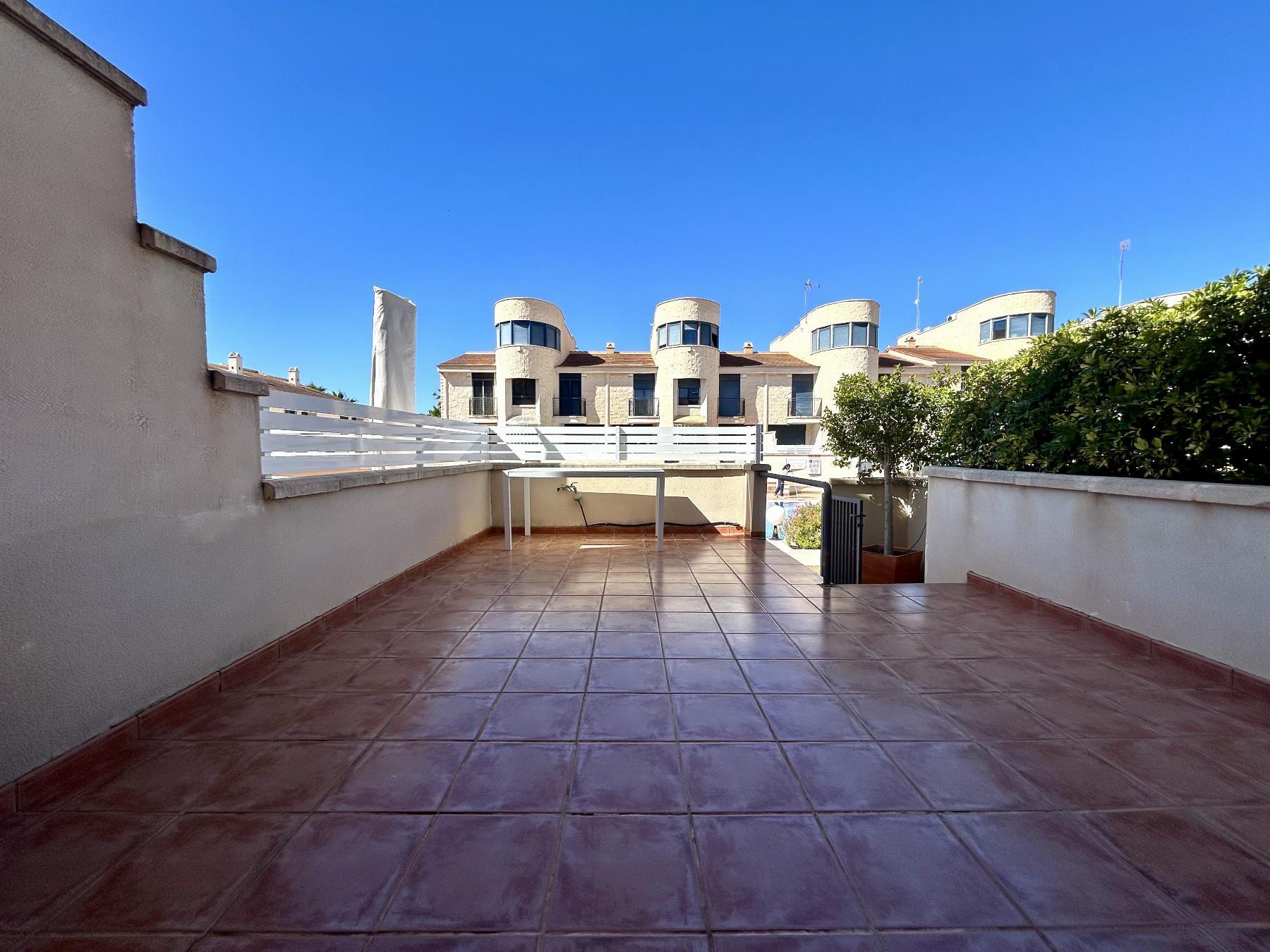 Dúplex junto al mar en Cabo Roig — 3 dorm, 2 garajes y vistas a piscina