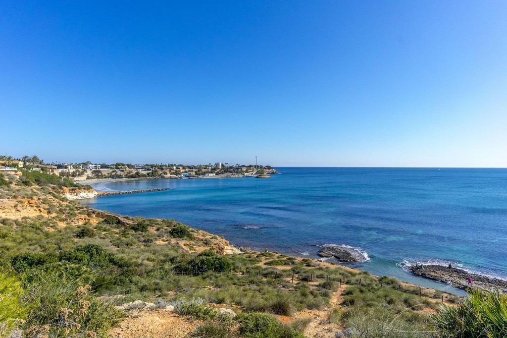 Dúplex junto al mar en Cabo Roig — 3 dorm, 2 garajes y vistas a piscina