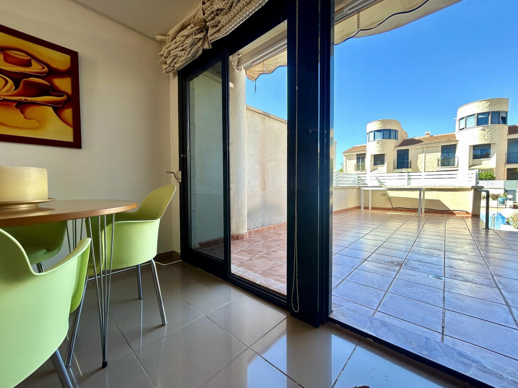 Dúplex junto al mar en Cabo Roig — 3 dorm, 2 garajes y vistas a piscina