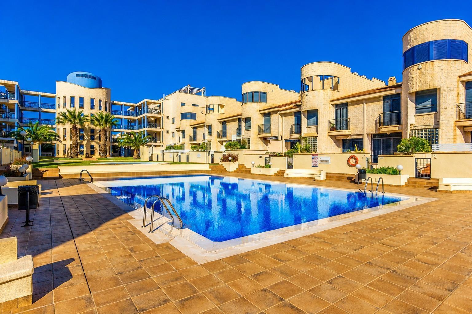 Dúplex junto al mar en Cabo Roig — 3 dorm, 2 garajes y vistas a piscina