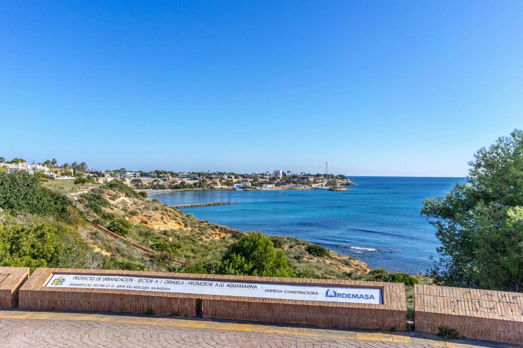 Dúplex junto al mar en Cabo Roig — 3 dorm, 2 garajes y vistas a piscina