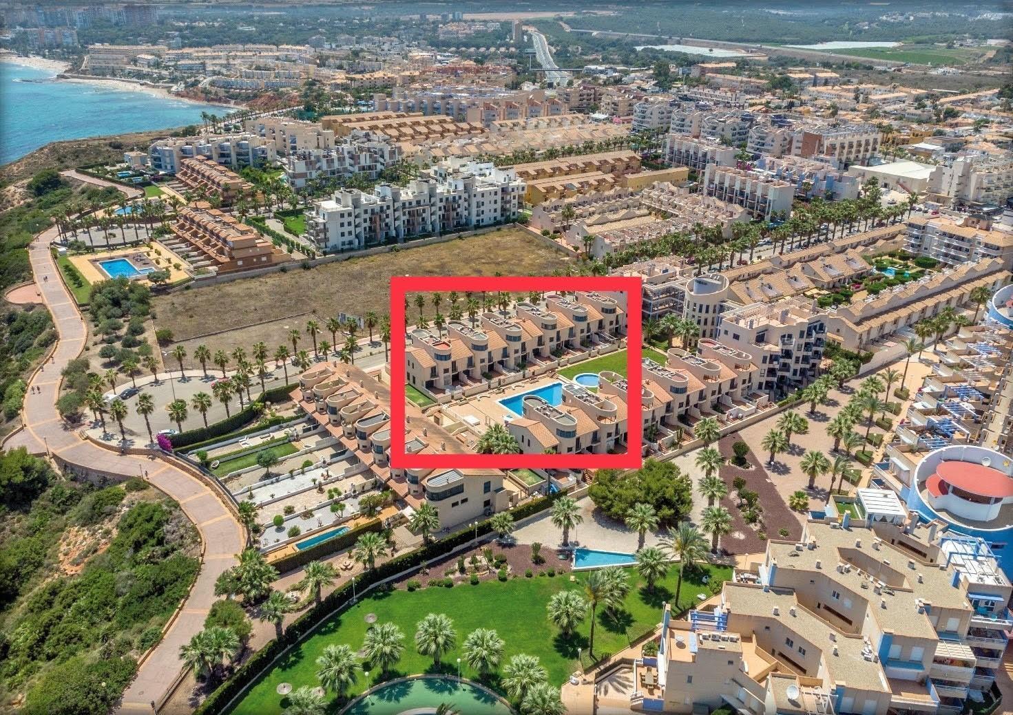 Dúplex junto al mar en Cabo Roig — 3 dorm, 2 garajes y vistas a piscina