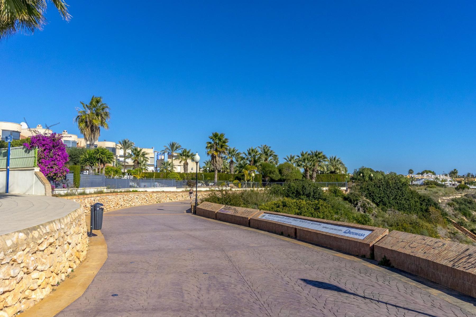 Dúplex junto al mar en Cabo Roig — 3 dorm, 2 garajes y vistas a piscina