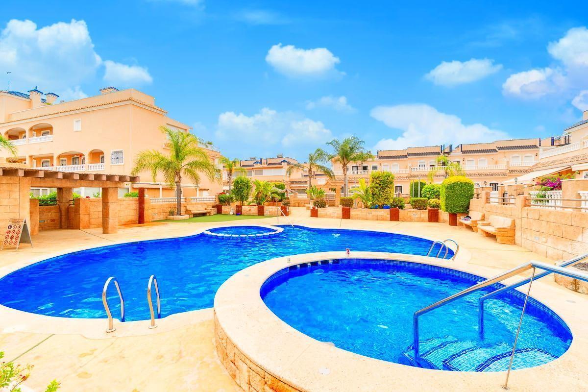 Apartamento seminuevo en Los Dolses con 30m² de terraza y SPA — 2 dorm.