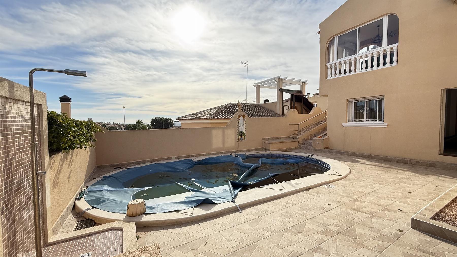 Chalet con piscina privada y vistas al mar en Blue Lagoon — 5 dorm.