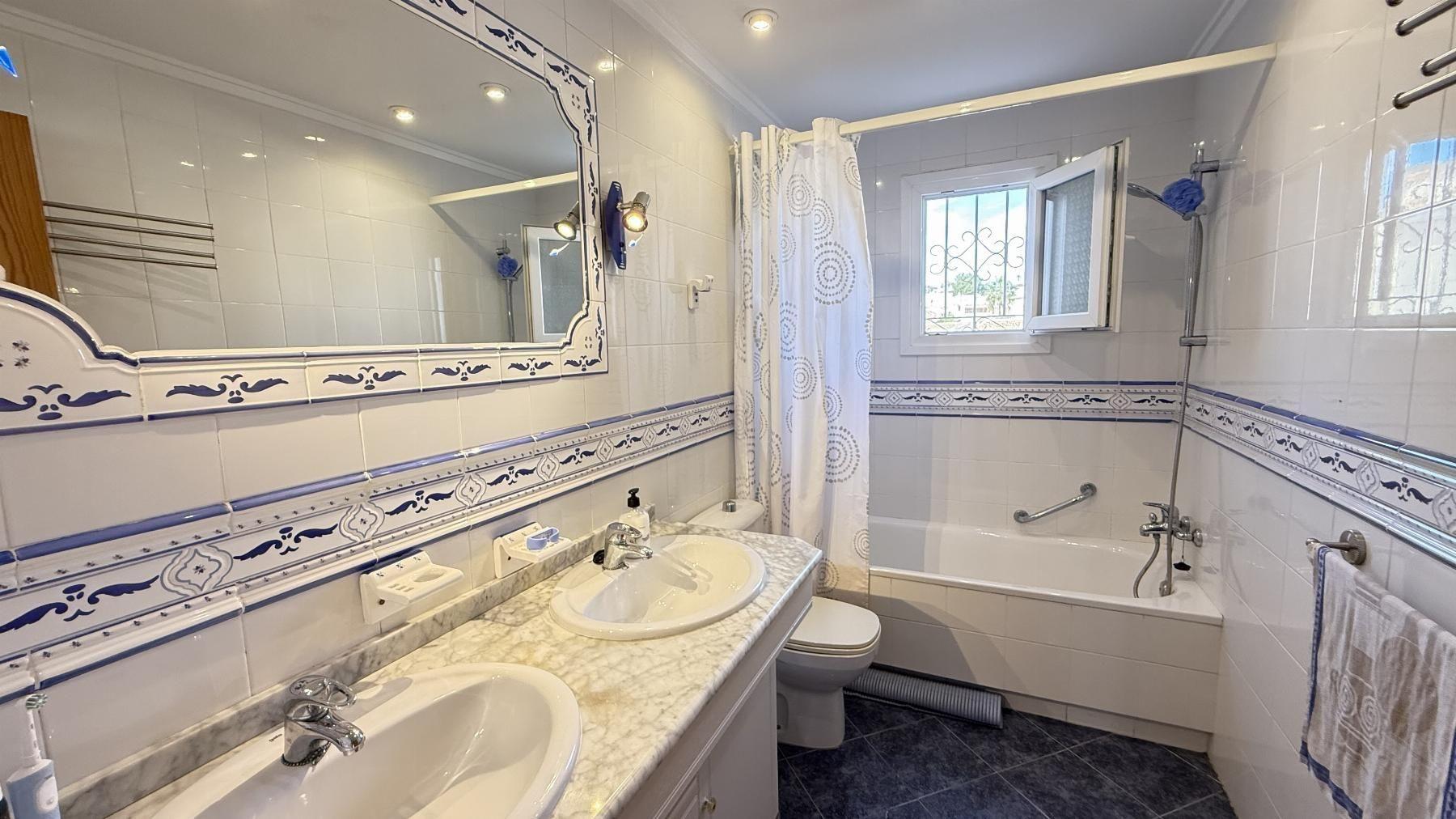Chalet con piscina privada y vistas al mar en Blue Lagoon — 5 dorm.