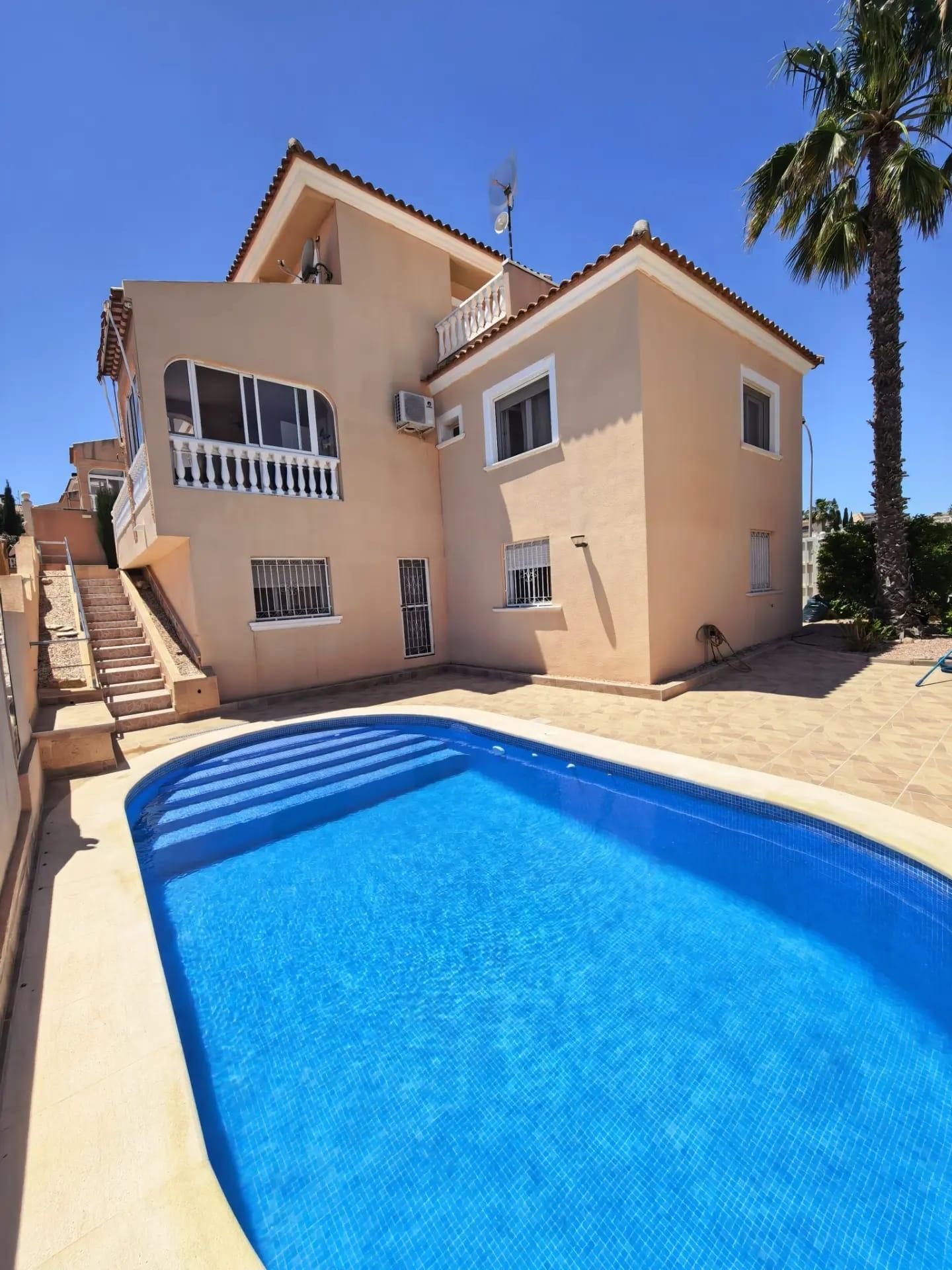 Chalet con piscina privada y vistas al mar en Blue Lagoon — 5 dorm.