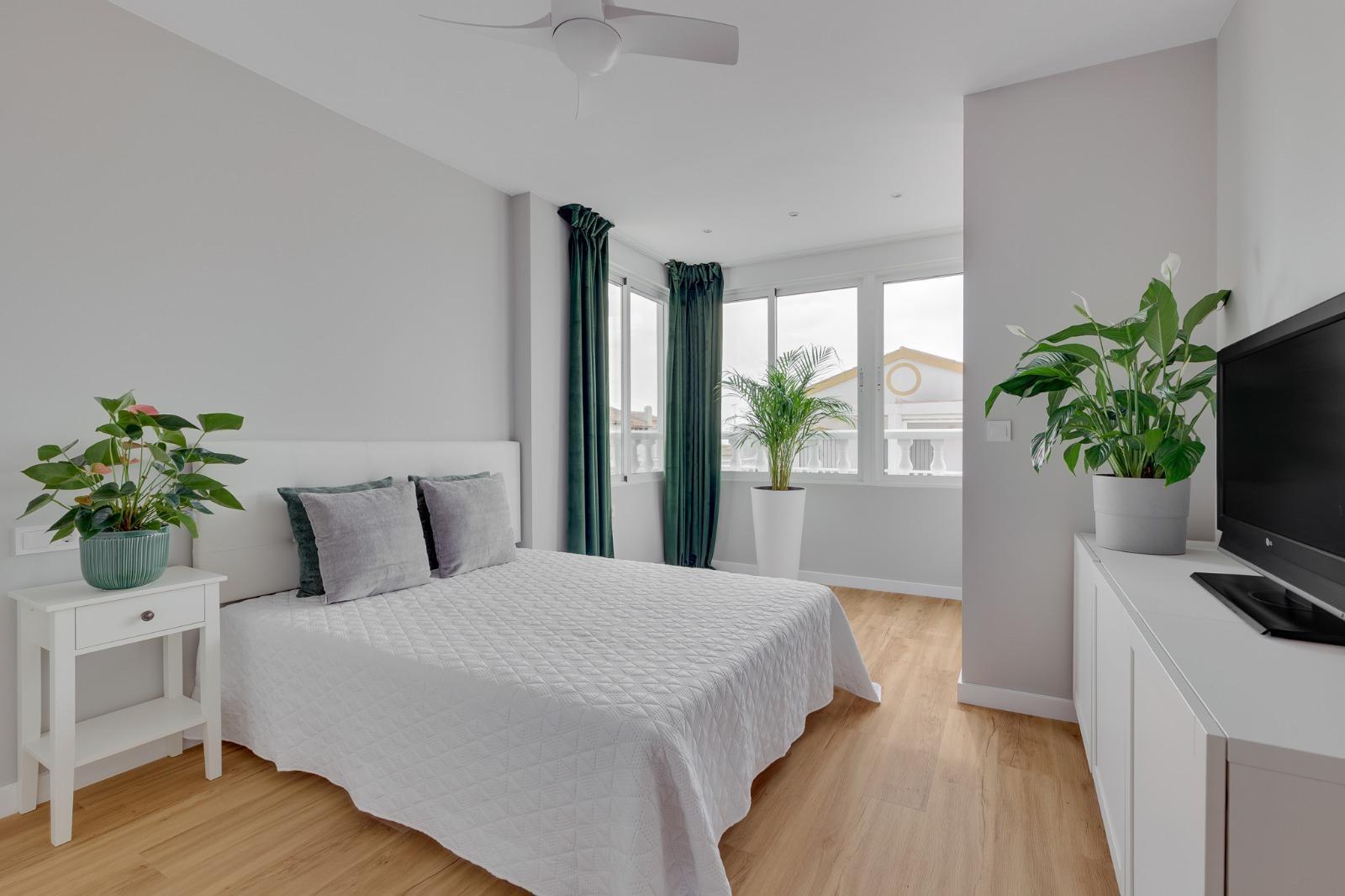 Duplex reformado en Punta Prima con piscina y terraza — 3 dorm. y orientación sur