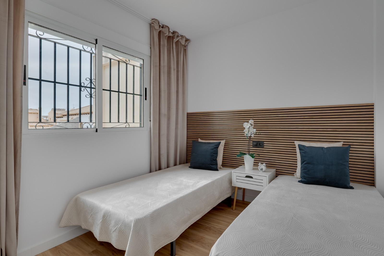 Duplex reformado en Punta Prima con piscina y terraza — 3 dorm. y orientación sur