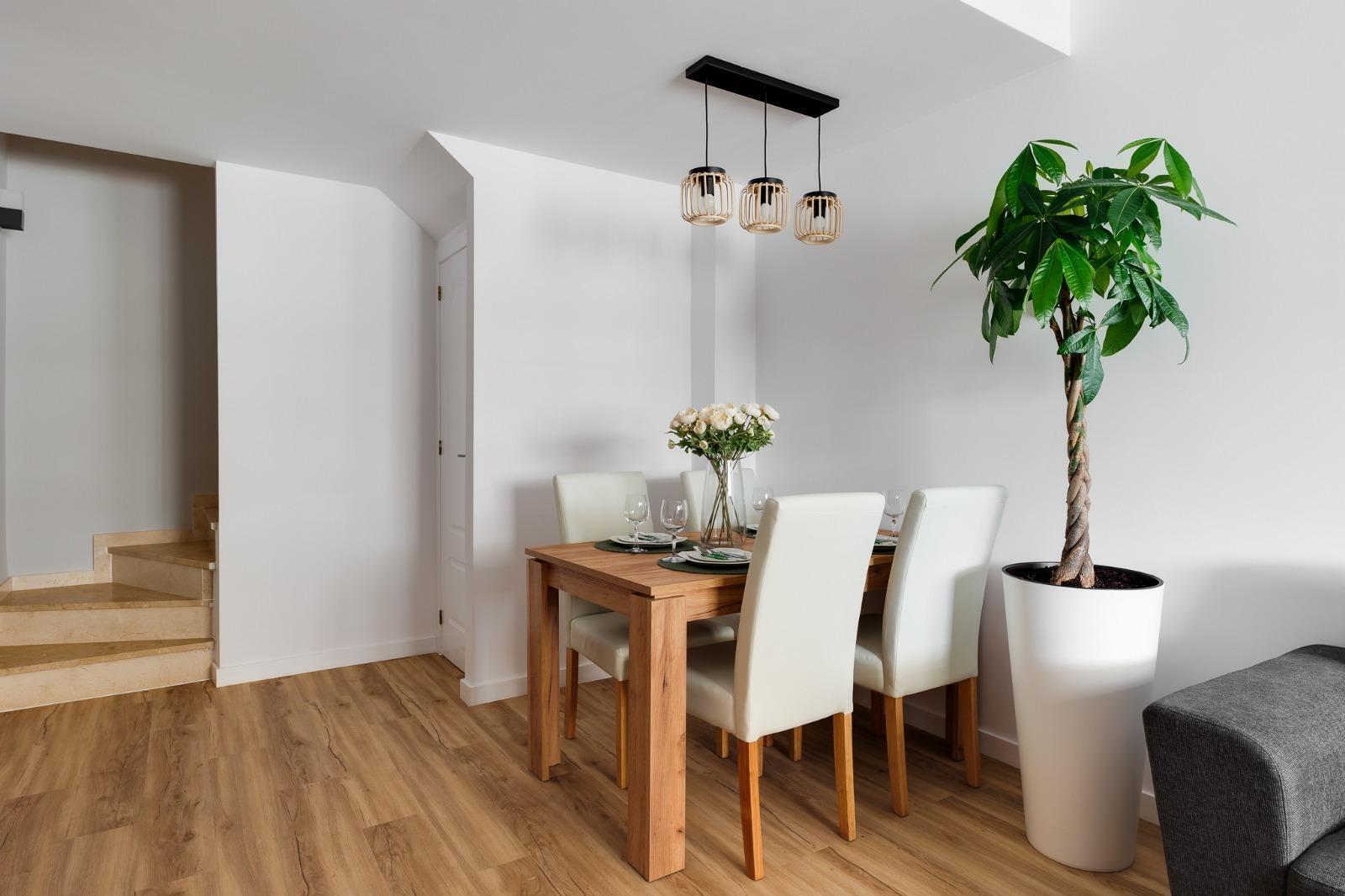 Duplex reformado en Punta Prima con piscina y terraza — 3 dorm. y orientación sur