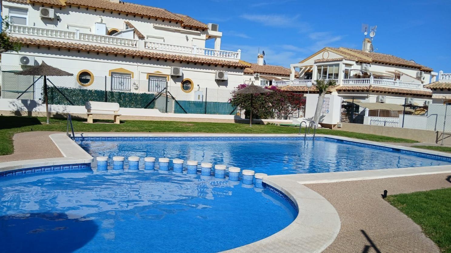 Duplex reformado en Punta Prima con piscina y terraza — 3 dorm. y orientación sur