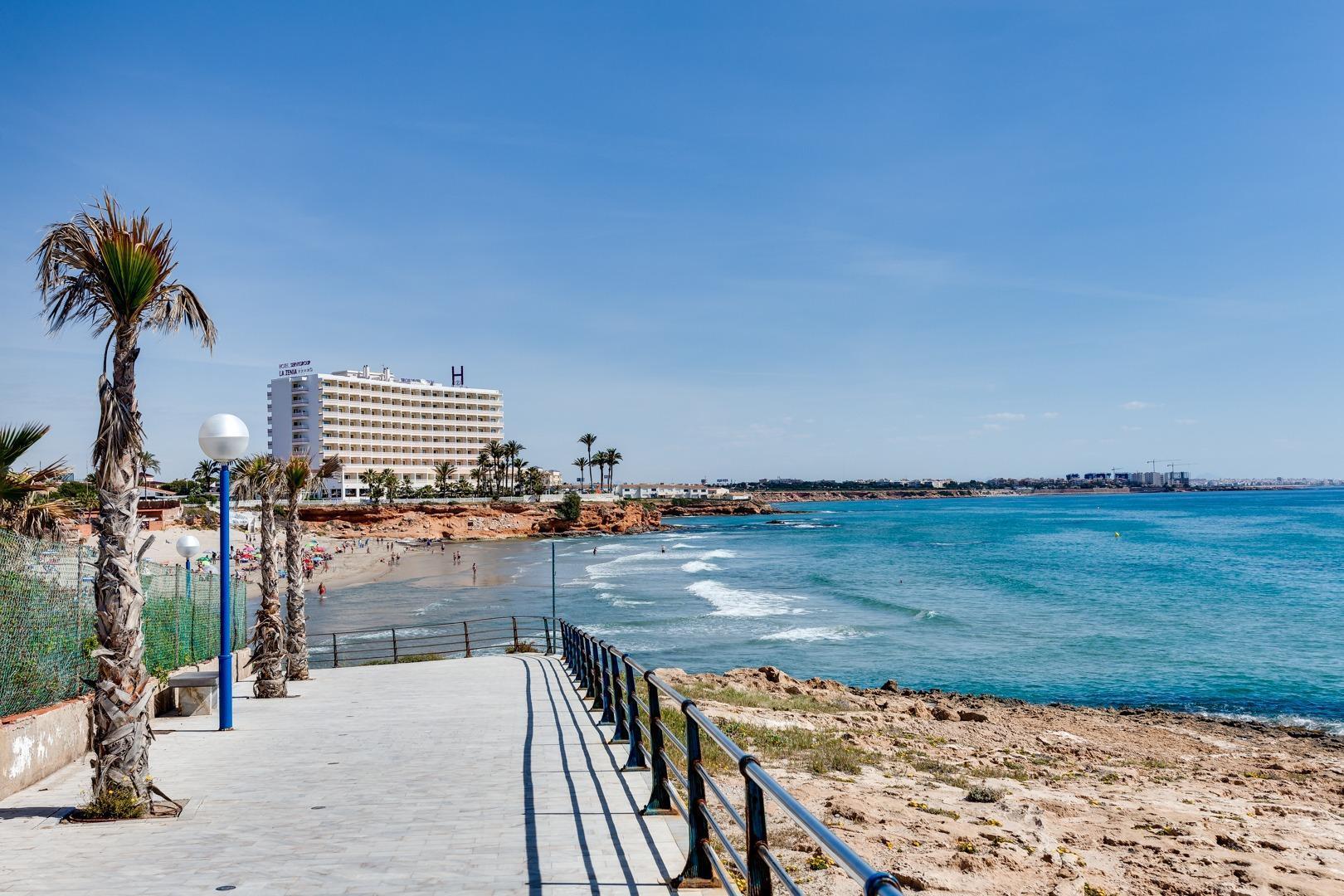 Duplex reformado en Punta Prima con piscina y terraza — 3 dorm. y orientación sur