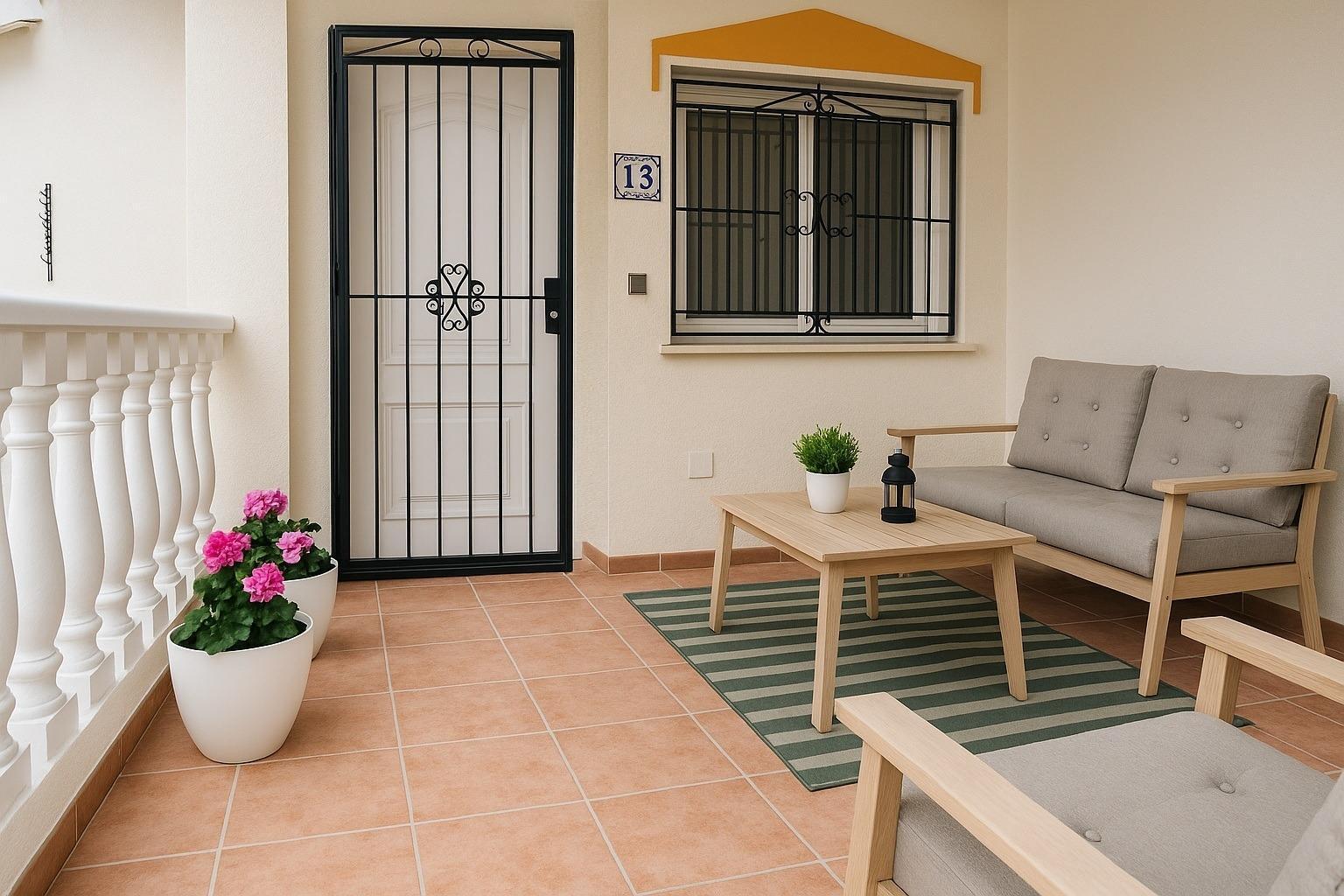 Duplex reformado en Punta Prima con piscina y terraza — 3 dorm. y orientación sur